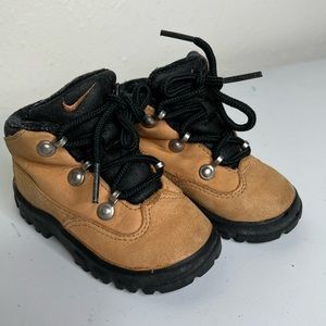 Nike ACG Tan Chunky Lace Up Boots Rubber Sole Lined Unisex Toddler 5